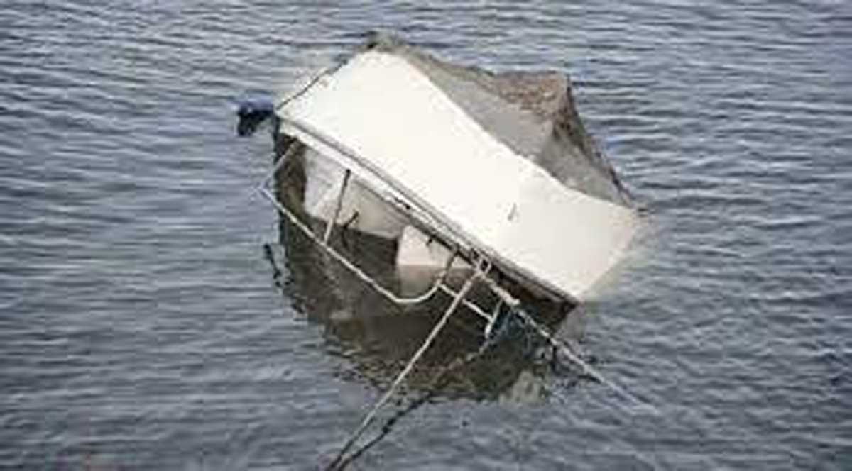 यूनान में शरणार्थी नाव पलटने से तीन की मौत, 12 लापता
