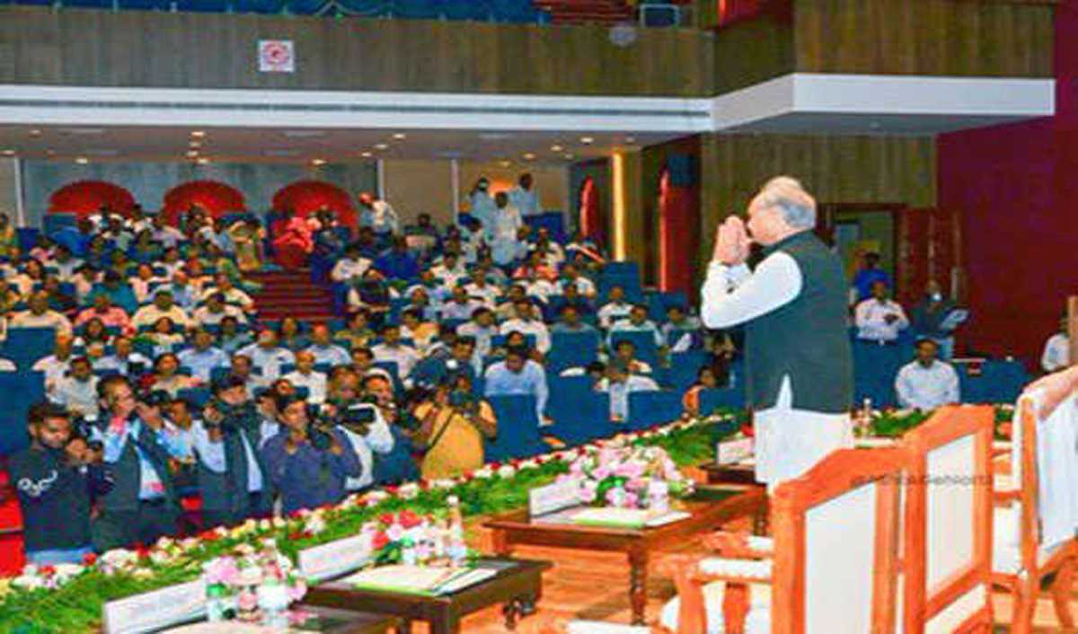 मजबूत लोकतंत्र के लिए लोक सेवकों की भूमिका अहम : गहलोत