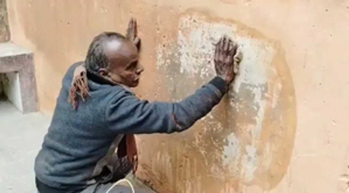 संभल : कार्तिकेय मंदिर का भगवा रंग हटाया, प्राचीनता खत्म होने की वजह से फैसला