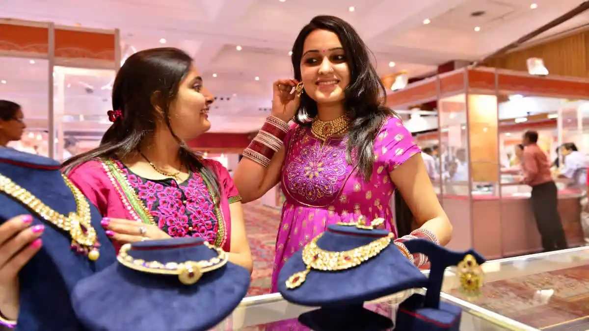अक्षय तृतीया और शादियों के शुभ अवसर पर सोने के बाजार में रौनक, 650 करोड़ के कारोबार की उम्मीद अक्षय तृतीया और शादियों के शुभ अवसर पर सोने के बाजार में रौनक, 650 करोड़ के कारोबार की उम्मीद