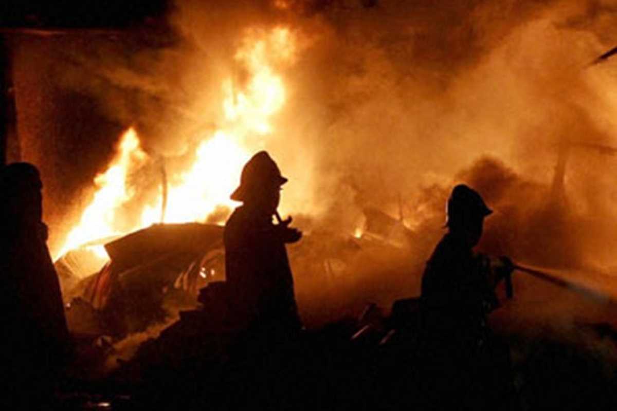 श्रीनगर में आग बुझाने के दौरान दो दमकलकर्मी घायल