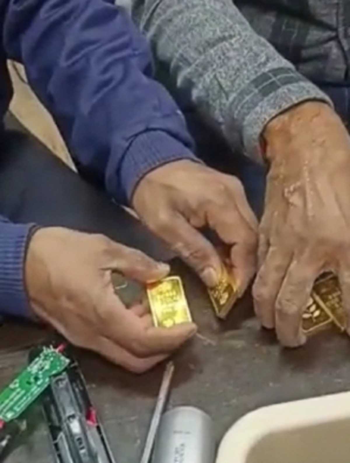 गुजरात पुलिस ने दो युवकों के पास से एक किलो सोना और 68 लाख रुपये नकद किया जब्त गुजरात पुलिस ने दो युवकों के पास से एक किलो सोना और 68 लाख रुपये नकद किया जब्त