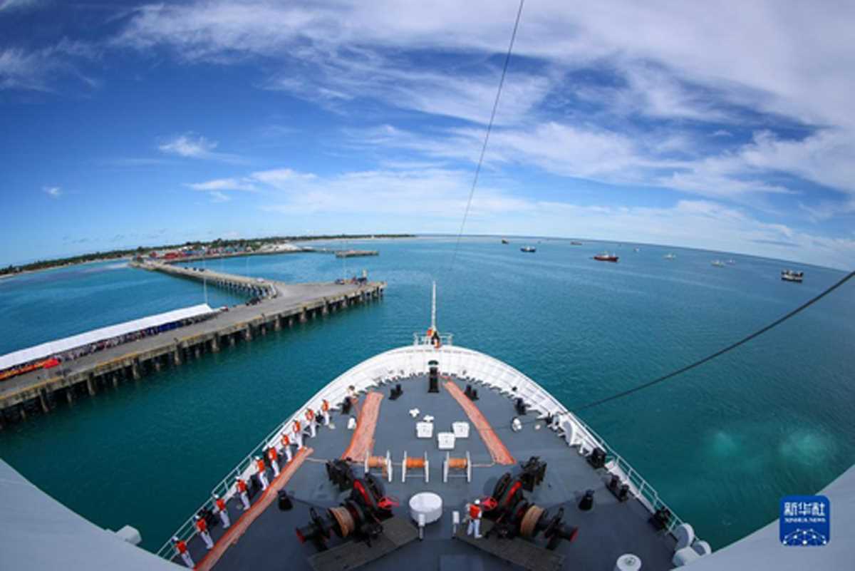 चीनी नौसेना के पीस आर्क अस्पताल-जहाज ने पहली बार किरिबाती का दौरा किया