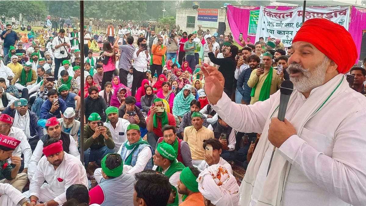 राकेश टिकैत पहुंचे, महापंचायत शुरू, बोले- तीनों प्राधिकरण किसानों से करें बात