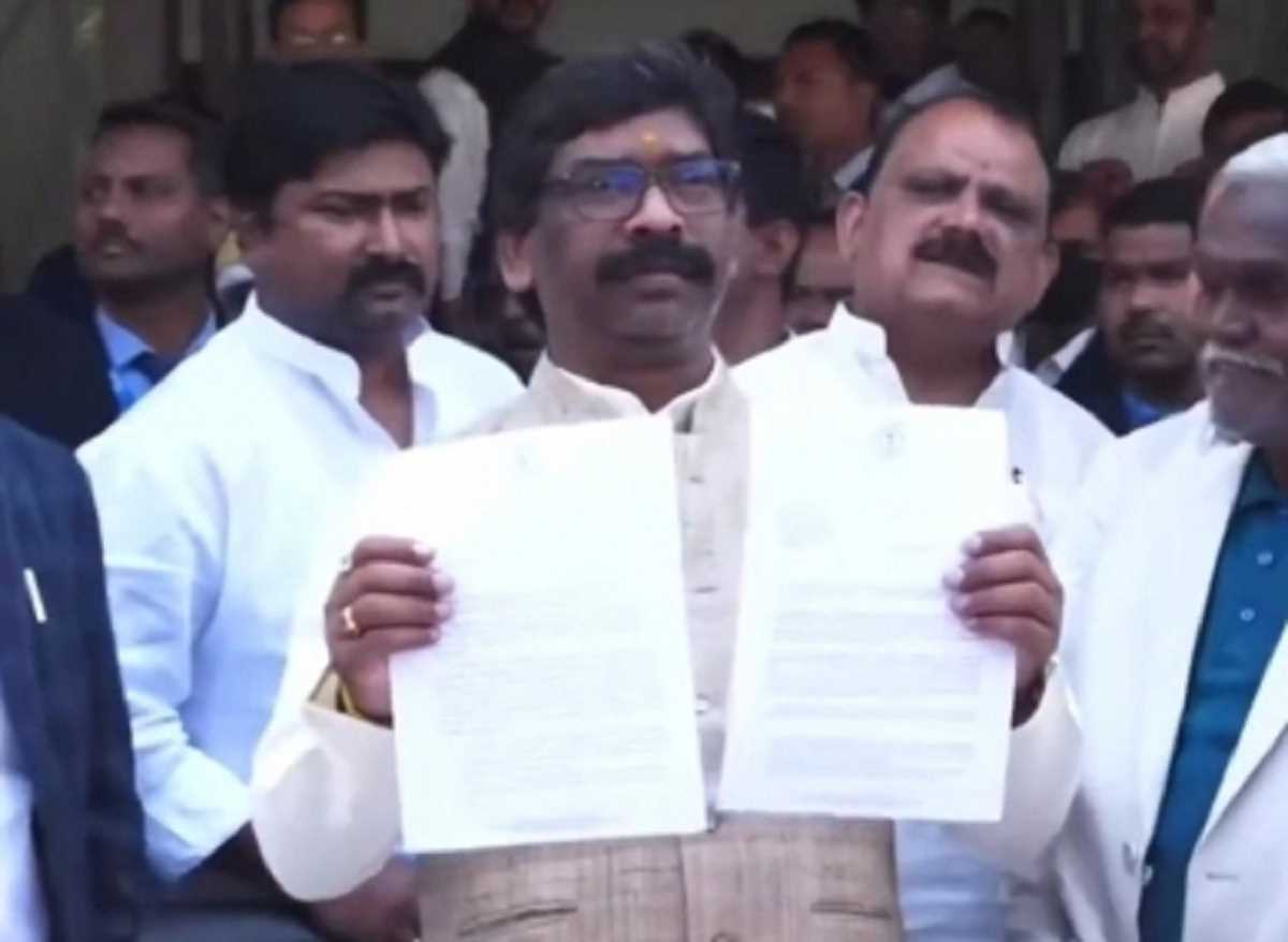 Illegal Mining Case: ईडी ने 9 घंटे तक की सीएम हेमंत सोरेन से पूछताछ, पत्नी कल्पना के साथ गए वापस