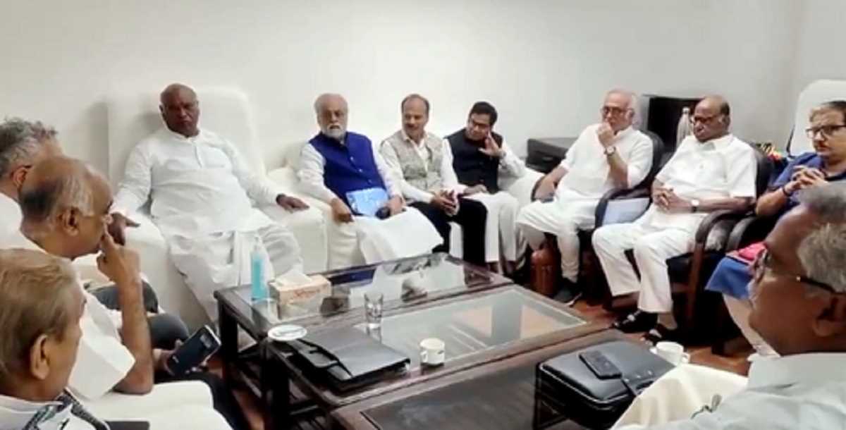 खड़गे के चैंबर में विपक्षी दलों की बैठक, विशेष सत्र की रणनीति पर चर्चा खड़गे के चैंबर में विपक्षी दलों की बैठक, विशेष सत्र की रणनीति पर चर्चा