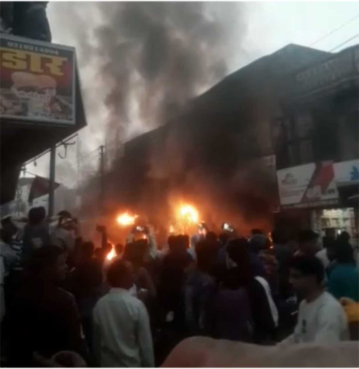 बुलंदशहर : अचानक भीषण आग लग जाने से कई दुकानें जलकर हुई राख