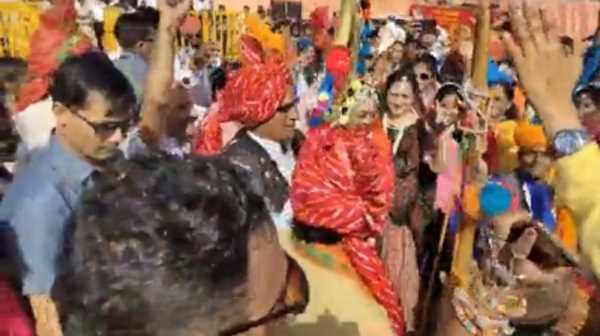 भगोरिया उत्सव में शिवराज पत्नी संग थिरके