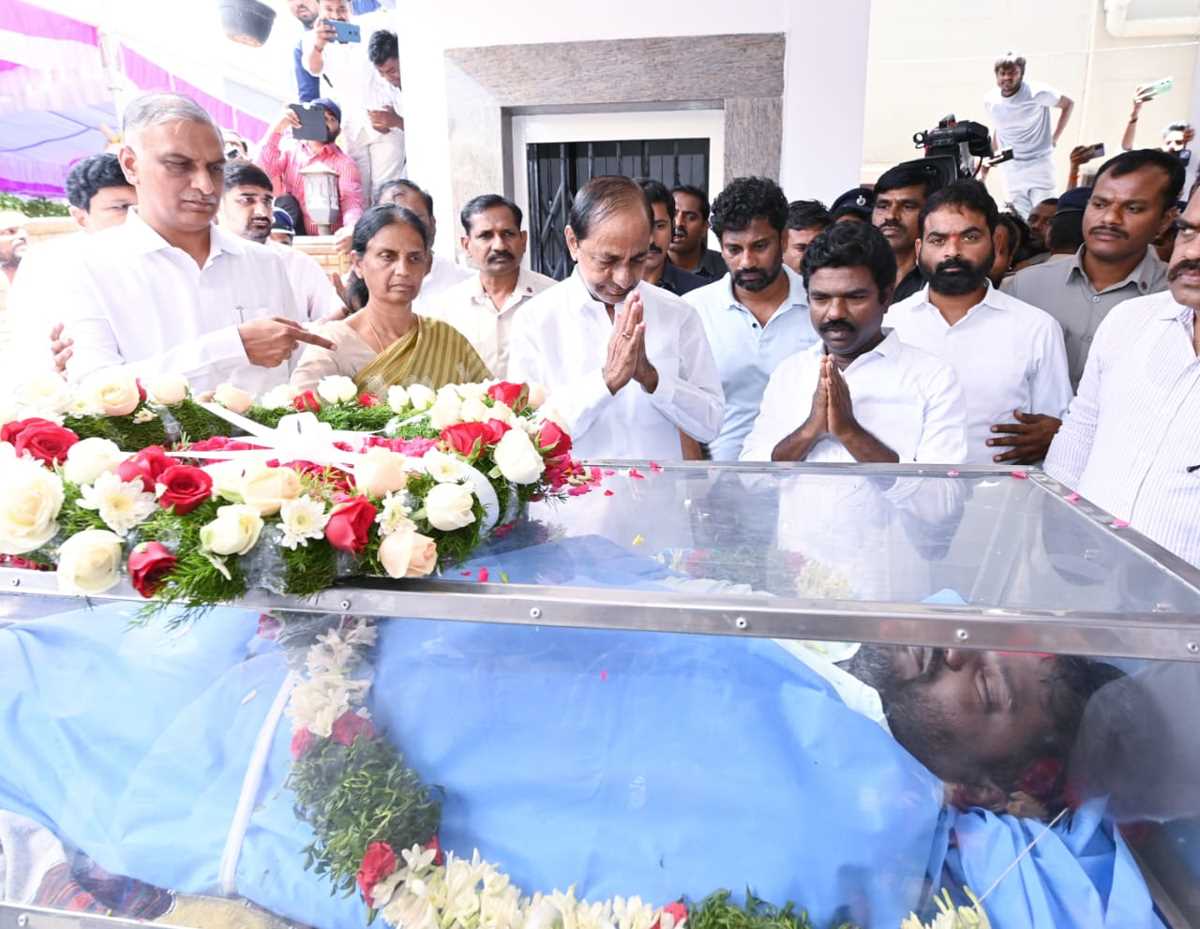 केसीआर ने दी साईंचंद के पार्थिव शरीर को श्रद्धांजलि