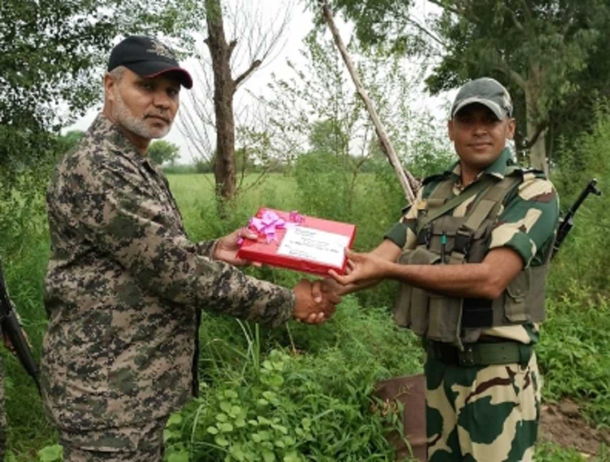 स्वतंत्रता दिवस के मौके पर बीएसएफ ने पाकिस्तान रेंजर्स को बांटी मिठाइयां स्वतंत्रता दिवस के मौके पर बीएसएफ ने पाकिस्तान रेंजर्स को बांटी मिठाइयां