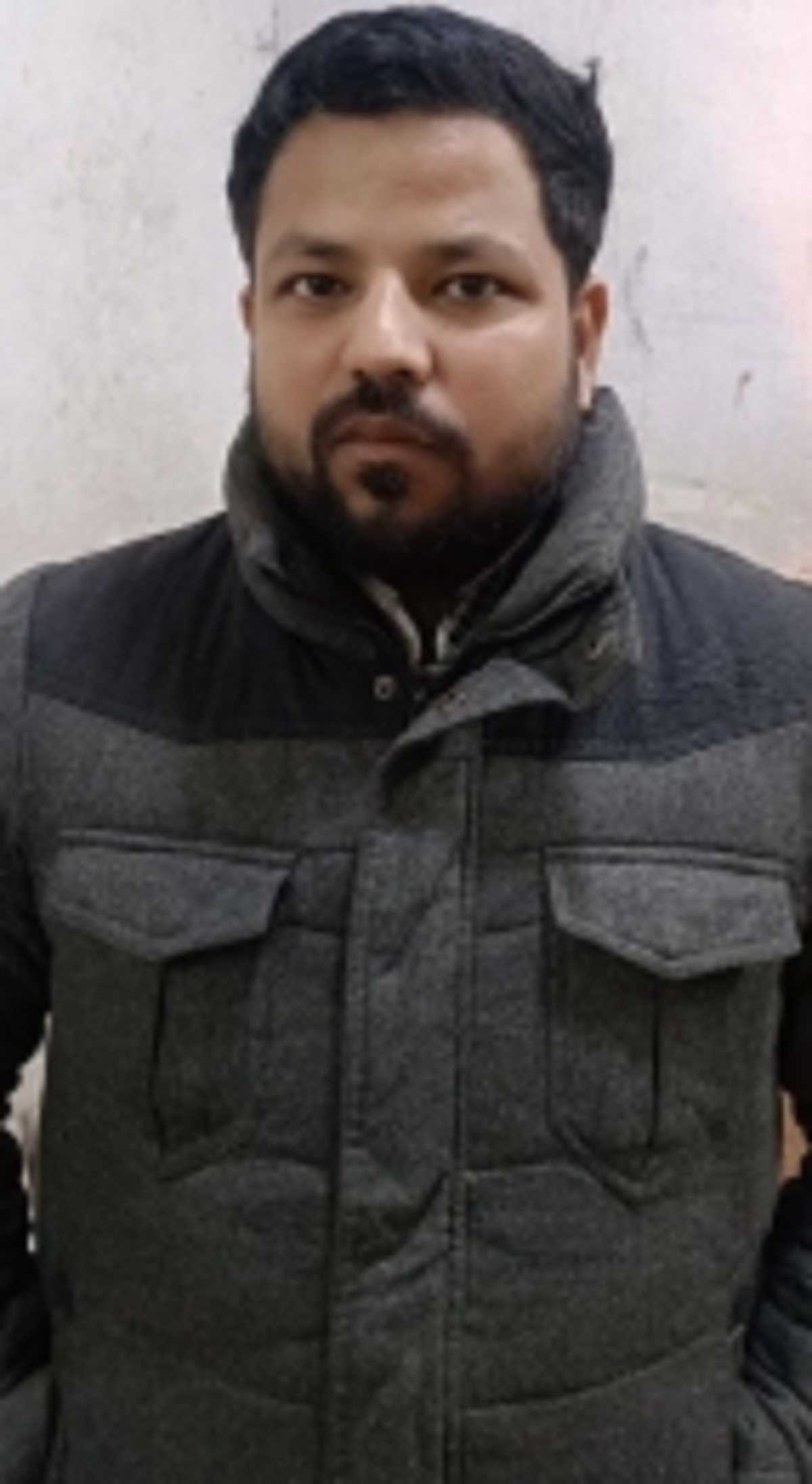 गाड़ी के बोनट पर पर बैठकर हुक्का से उड़ा रहा था धुंआ, गिरफ्तार