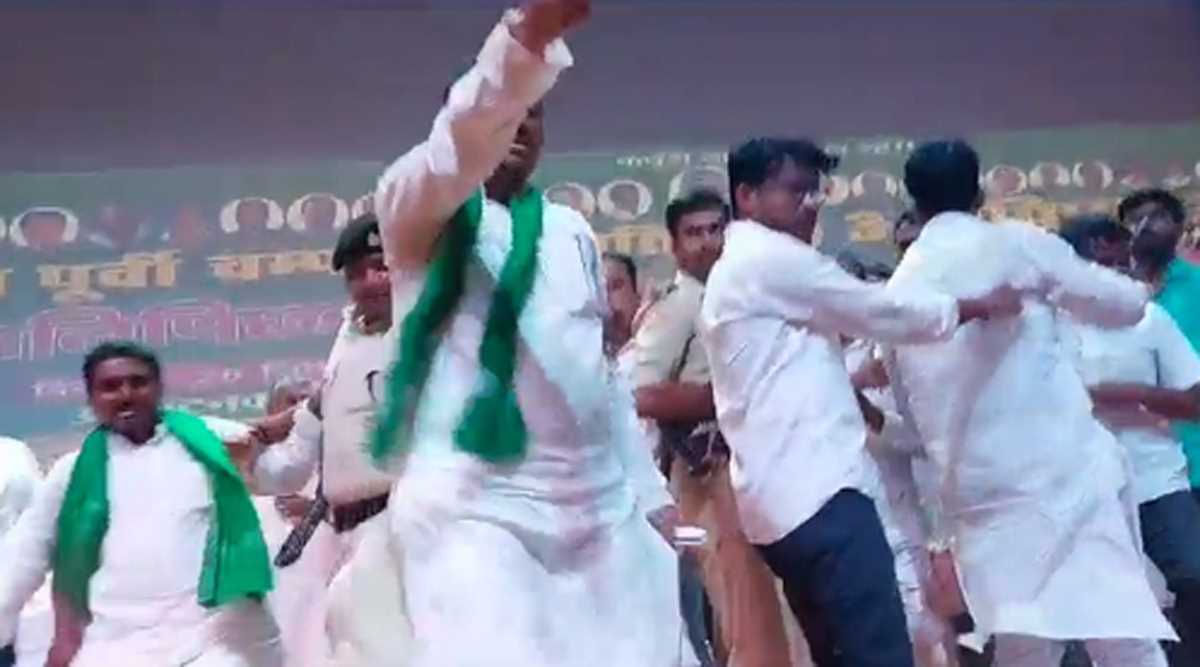 बिहार में राजद का अतिपिछड़ा सम्मेलन बना नेताओं का अखाड़ा, जमकर चले लात-घूंसे बिहार में राजद का अतिपिछड़ा सम्मेलन बना नेताओं का अखाड़ा, जमकर चले लात-घूंसे