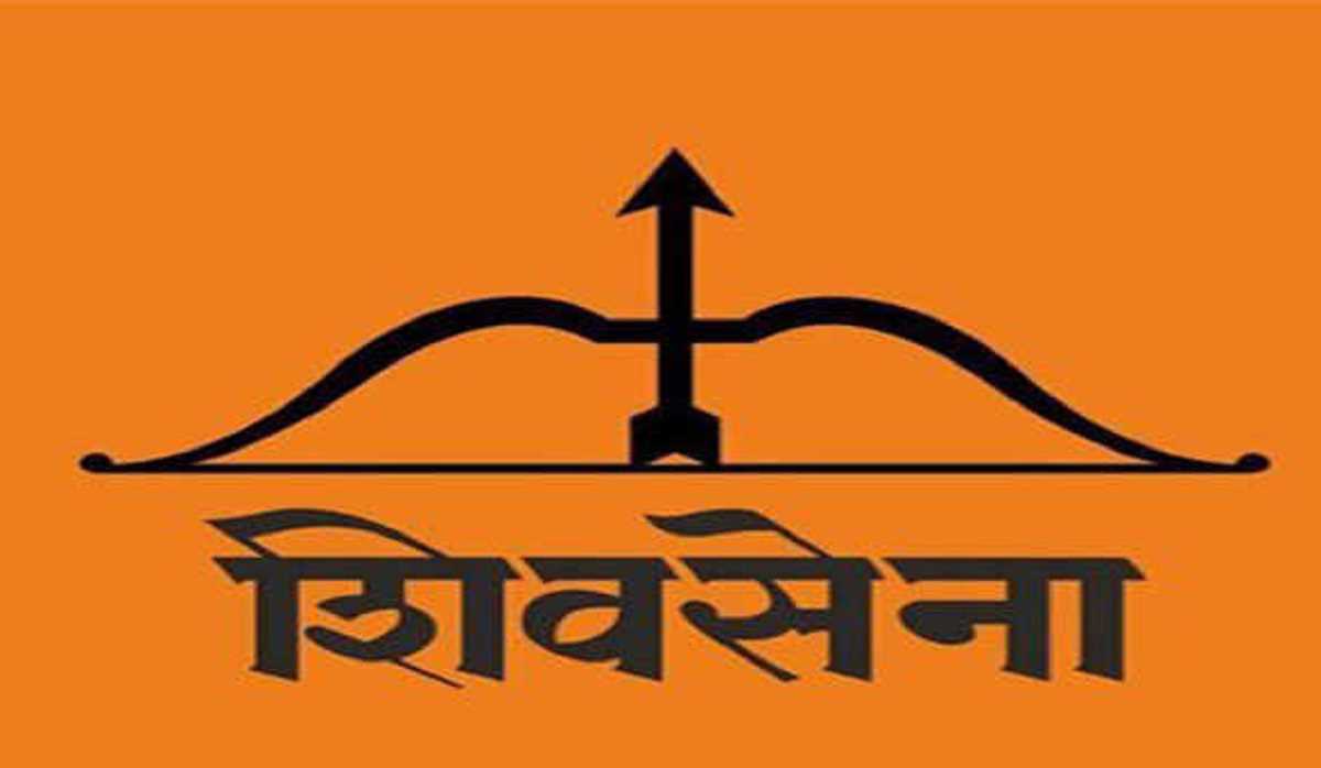 शिवसेना के बागी सांसद के आवास के बाहर प्रदर्शन