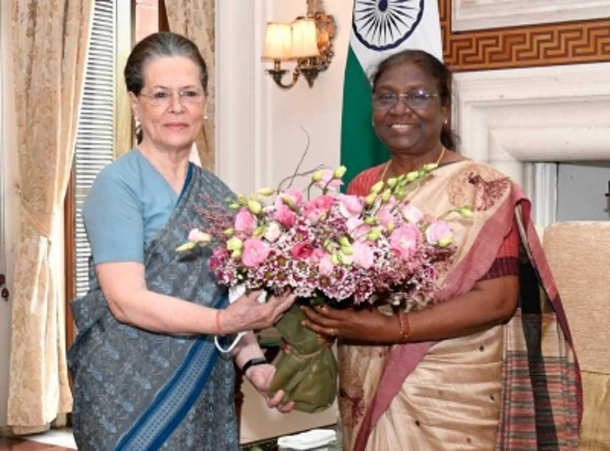 राष्ट्रपति भवन पहुंचीं सोनिया गांधी, राष्ट्रपति द्रौपदी मुर्मू से की मुलाकात