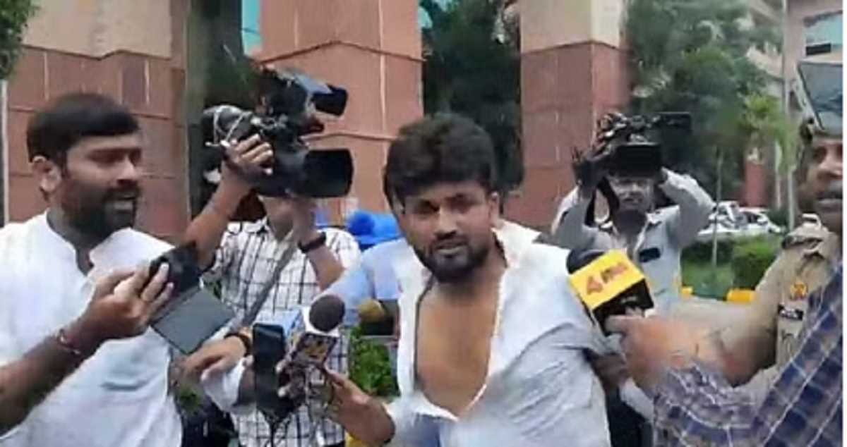 स्वामी प्रसाद मौर्य पर लखनऊ में युवक ने फेंका जूता