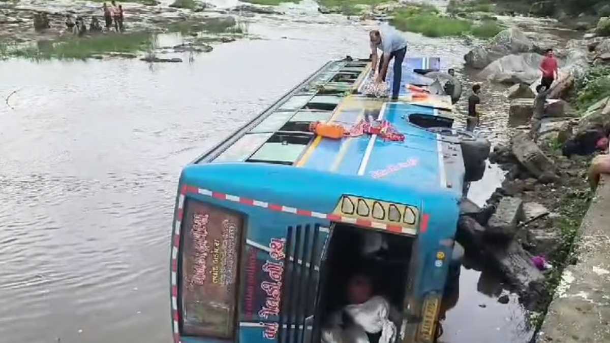 राजस्थान के सिरोही में हादसा : निजी बस पलटी, 40 घायल