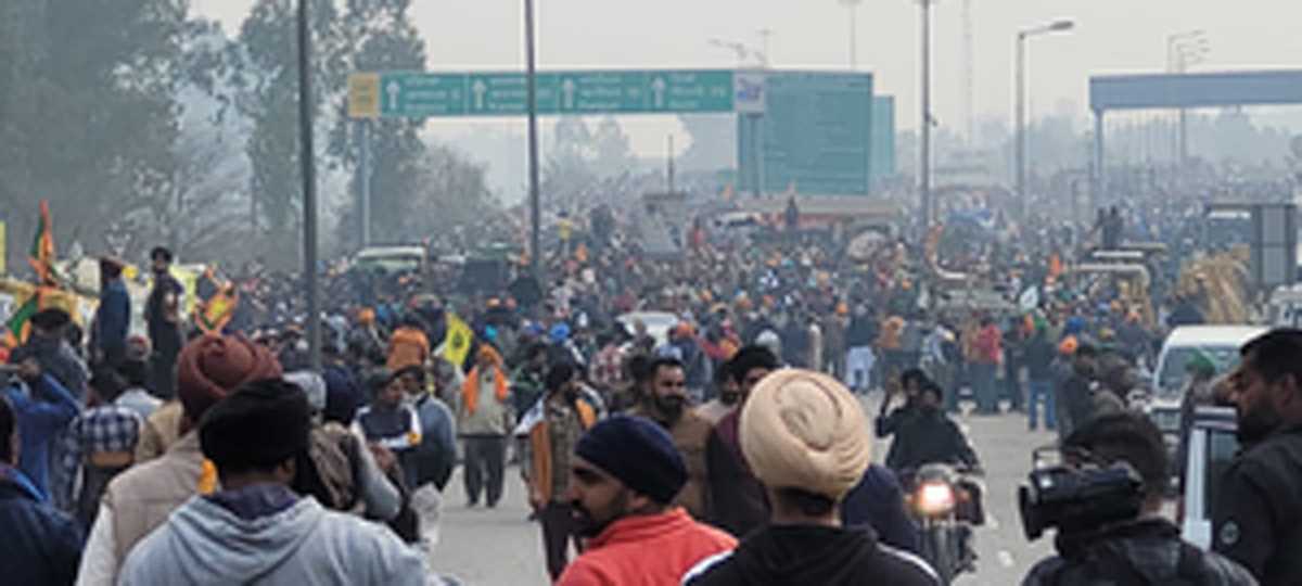 प्रदर्शनकारी किसानों ने शंभू सीमा पर लगे बैरिकेड्स को हटाकर क्षतिग्रस्त किया