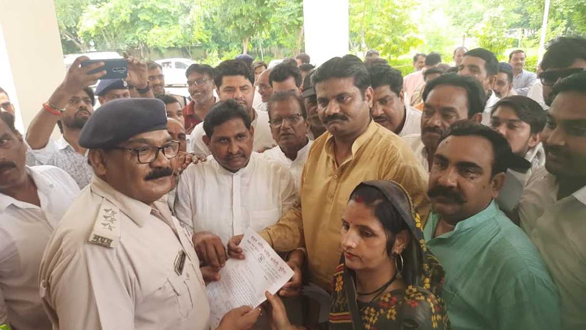 कांग्रेसियों पर हुई गलत एफआईआर निरस्त करने एसपी को दिया ज्ञापन