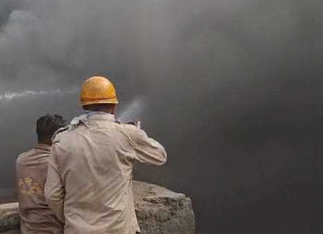 रोटोमैक इलेक्ट्रिकल के केमिकल भंडारण में लगी भीषण आग, चार फायरकर्मी झुलसे