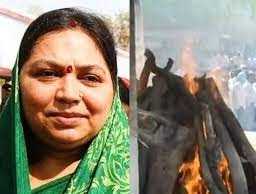 पंचतत्व में विलीन हुईं मुलायम सिंह की पत्नी साधना गुप्ता, बेटे प्रतीक ने दी मुखाग्नि पंचतत्व में विलीन हुईं मुलायम सिंह की पत्नी साधना गुप्ता, बेटे प्रतीक ने दी मुखाग्नि