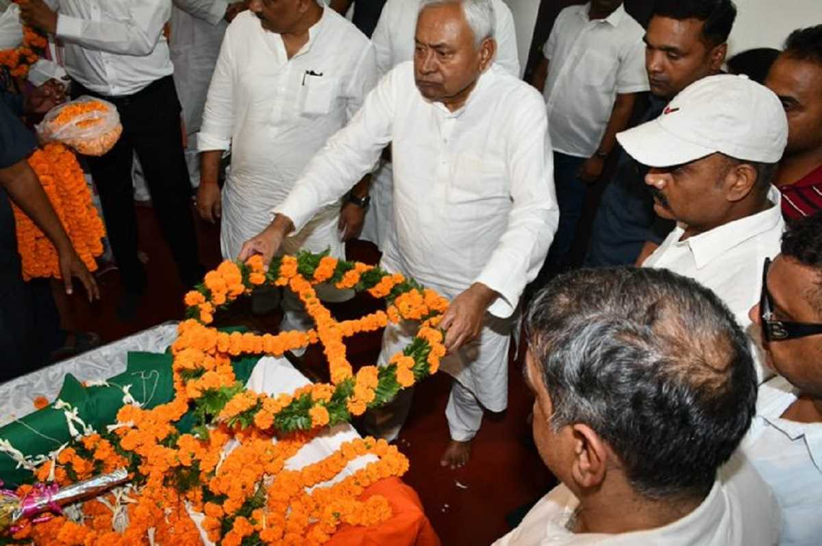 सीएम नीतीश कुमार शारदा सिन्हा के आवास पर पहुंचे, दी श्रद्धांजलि