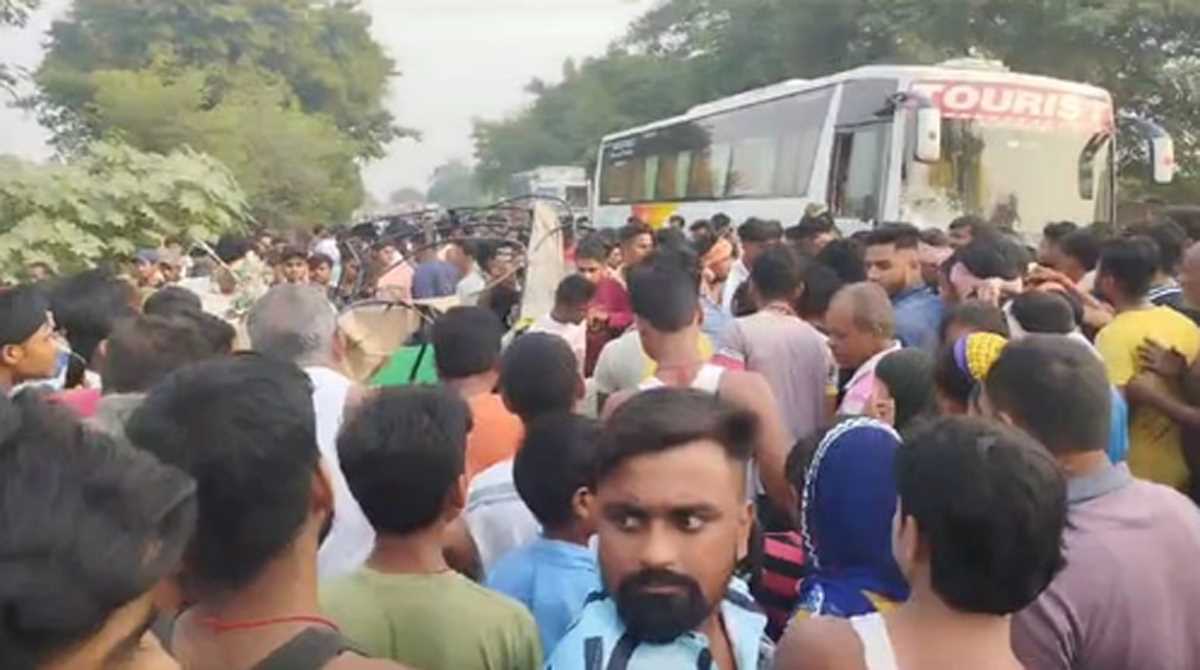 बिहार के मुजफ्फरपुर में बस ने तिपहिया वाहन को मारी टक्कर, 5 लोगों की मौत बिहार के मुजफ्फरपुर में बस ने तिपहिया वाहन को मारी टक्कर, 5 लोगों की मौत