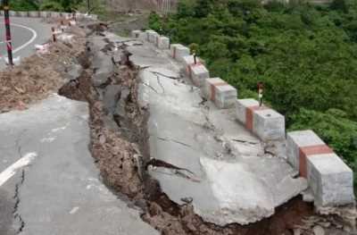 देवप्रयाग में पंत गांव के पास बदरीनाथ हाईवे का 50 मीटर हिस्सा धंसा देवप्रयाग में पंत गांव के पास बदरीनाथ हाईवे का 50 मीटर हिस्सा धंसा