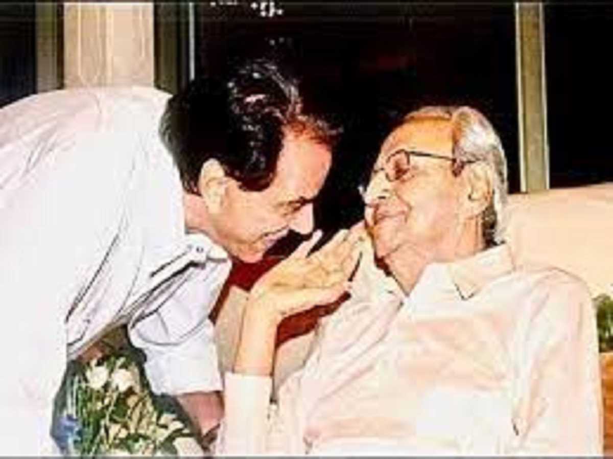 धर्मेंद्र ने प्राण के साथ पुरानी तस्वीर की शेयर, कहा- इंडस्ट्री के सबसे प्यारे इंसान