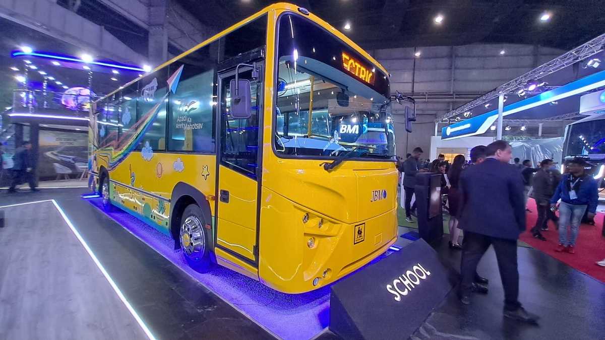 Auto Expo 2023: JBM ने मेड इन इंडिया इलेक्ट्रिक बसों को किया लांच, 1 घंटे में होगी फुल चार्ज Auto Expo 2023: JBM ने मेड इन इंडिया इलेक्ट्रिक बसों को किया लांच, 1 घंटे में होगी फुल चार्ज