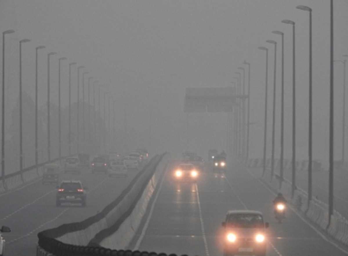 धुंध की चादर में लिपटी दिल्ली, एक्यूआई बेहद खराब श्रेणी में धुंध की चादर में लिपटी दिल्ली, एक्यूआई बेहद खराब श्रेणी में