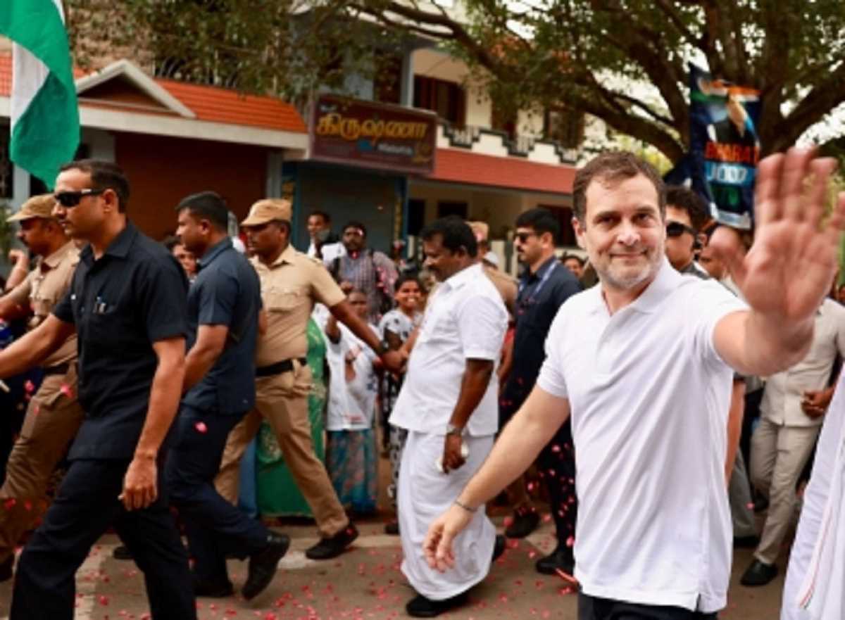 राहुल ने हायर सेकेंडरी स्कूल का किया रुख, बच्चों से की बातचीत