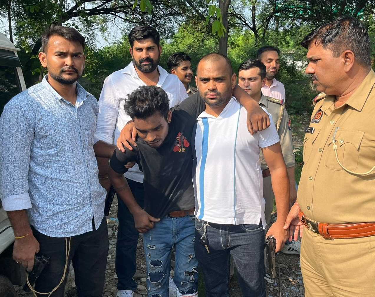 नोएडा में पुलिस के साथ मुठभेड़ में बदमाश गिरफ्तार