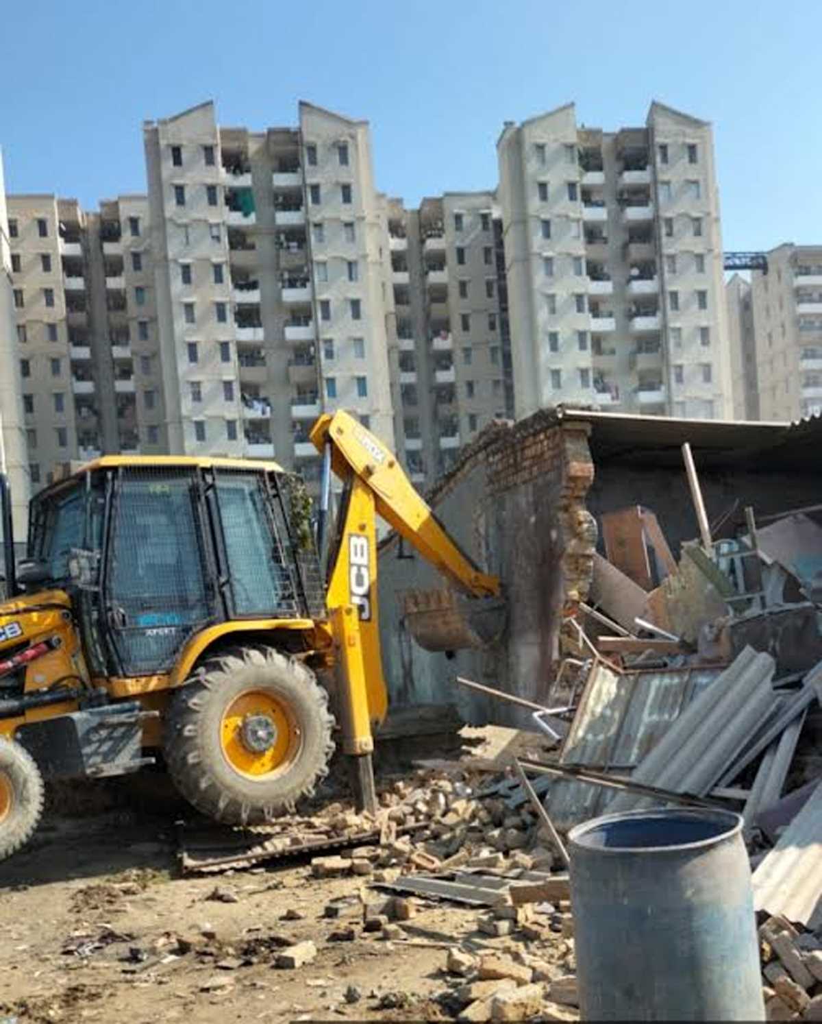 बिसरख में चला ग्रेटर नोएडा प्राधिकरण का बुलडोजर