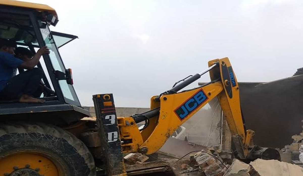 तस्कर के मकान और ढाबे पर चला बुलडोजर