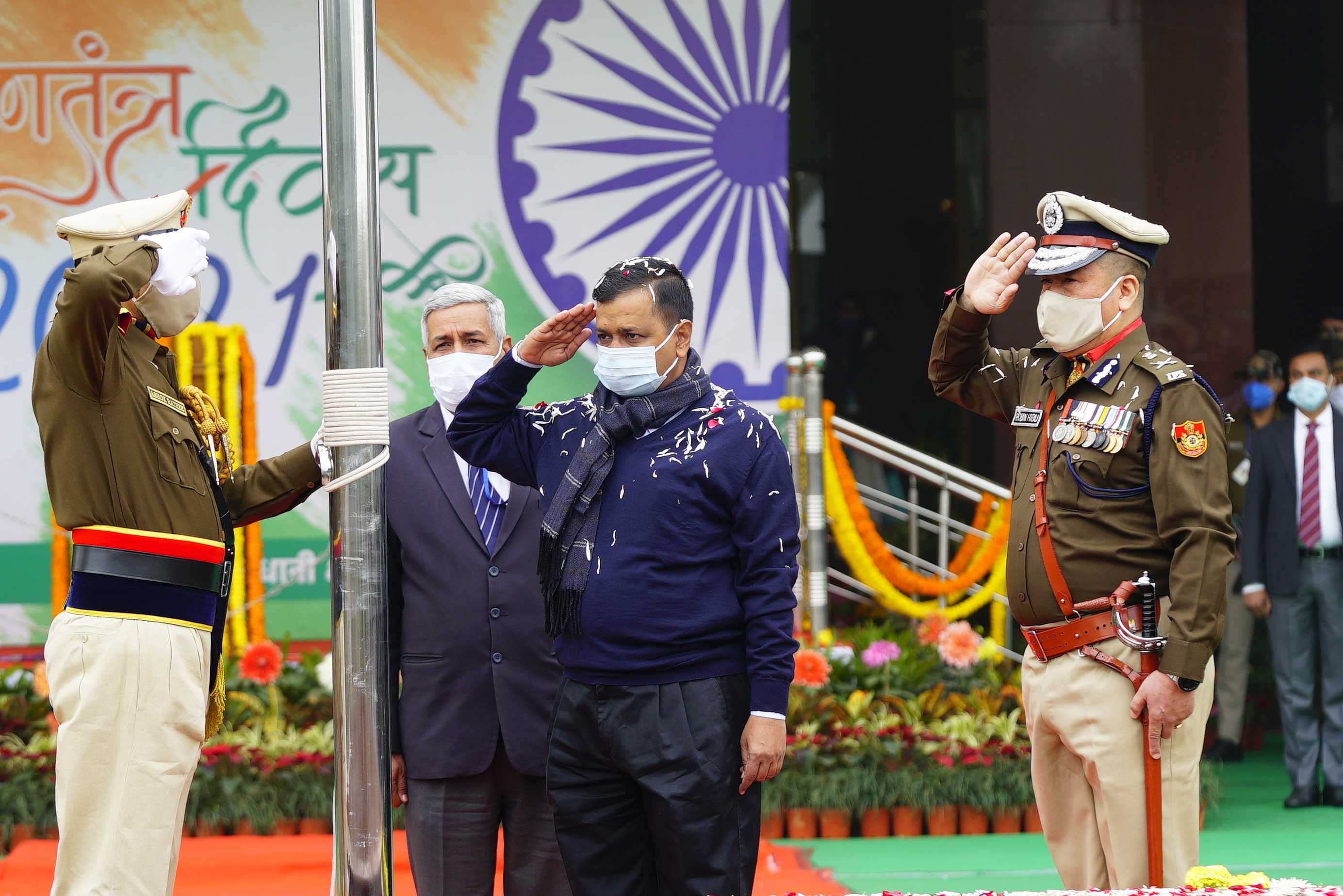सीएम अरविंद केजरीवाल ने दिल्ली सचिवालय में फहराया तिरंगा