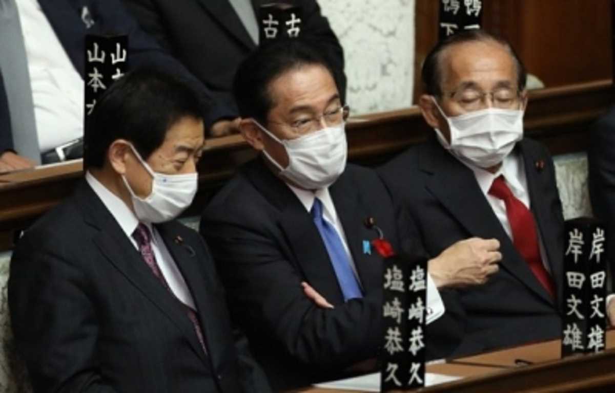 जापान के प्रधानमंत्री और कैबिनेट की रेटिंग में तेज गिरावट