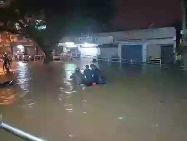 बेंगलुरु में भारी बारिश से जनजीवन अस्त-व्यस्त