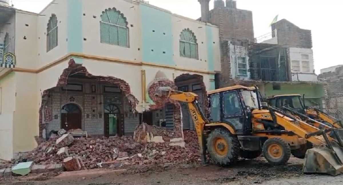 यूपी के फतेहपुर में नूरी मस्जिद के अतिक्रमण वाले हिस्से पर चला बुलडोजर यूपी के फतेहपुर में नूरी मस्जिद के अतिक्रमण वाले हिस्से पर चला बुलडोजर