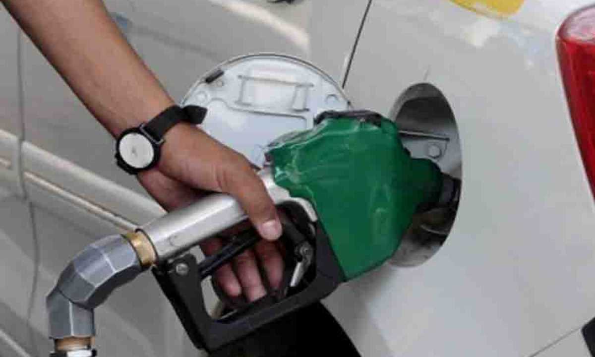 पाकिस्तान में स्टॉक होने के बावजूद पेट्रोल के लिए लग रहीं लंबी कतारें