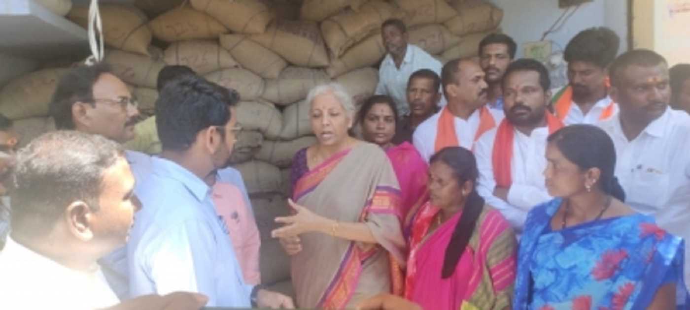 जवाब न देने पर सीतारमण ने तेलंगाना में जिलाधिकारी को लगाई फटकार