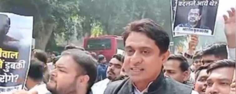 यमुना सफाई के मुद्दे पर यूथ कांग्रेस ने केजरीवाल के आवास के बाहर किया विरोध-प्रदर्शन