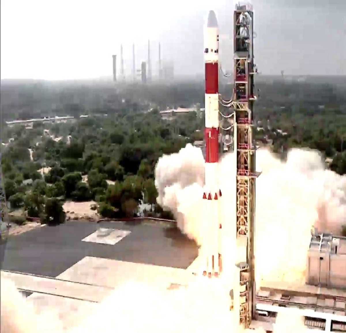 ईओएस-06 और 8 नैनो उपग्रहों के साथ पीएसएलवी-सी54 का प्रक्षेपण