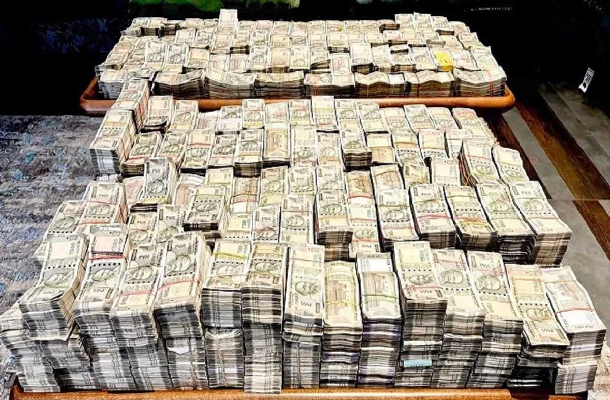 नासिक में आयकर विभाग की छापेमारी, 26 करोड़ कैश, 90 करोड़ संपत्ति जब्त