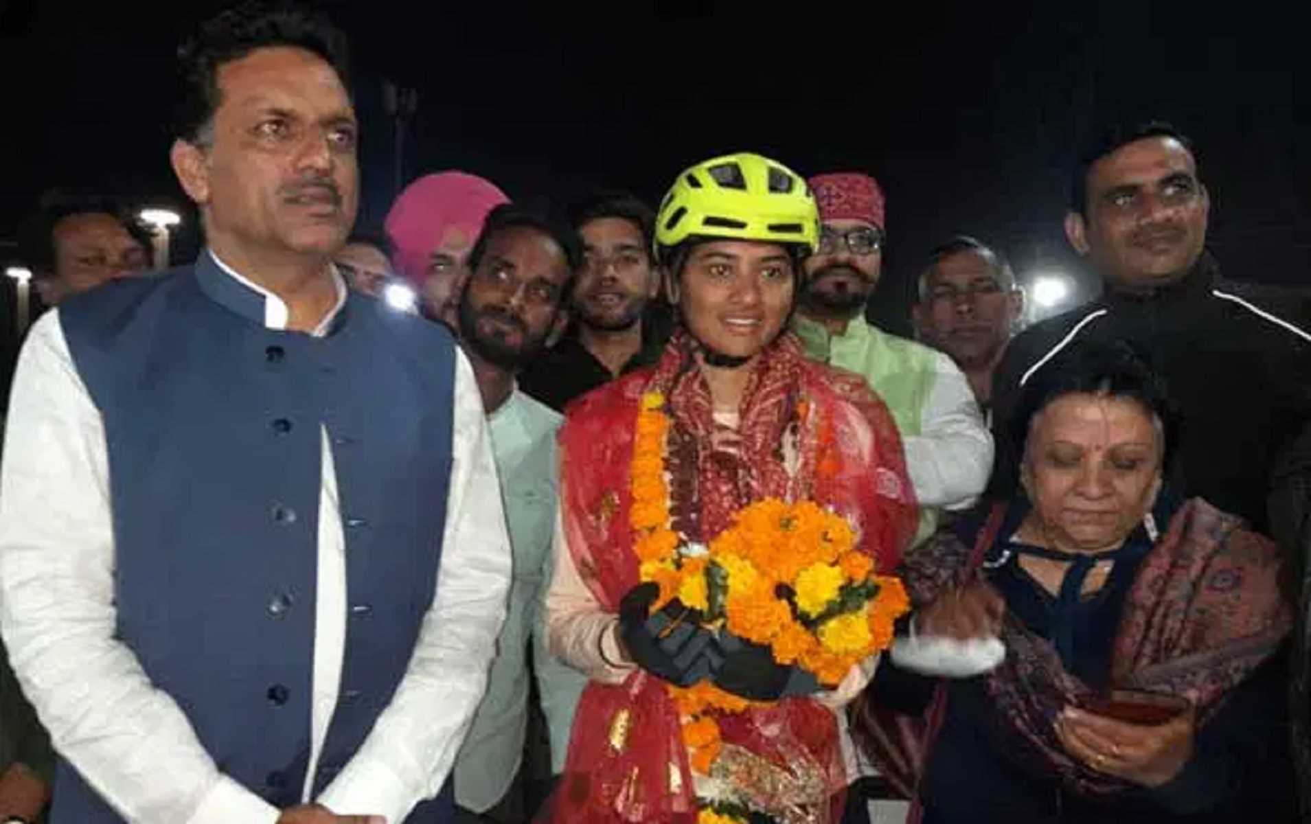 शिवराज ने की साइकिल यात्रा पर निकलीं मुस्कान से मुलाकात