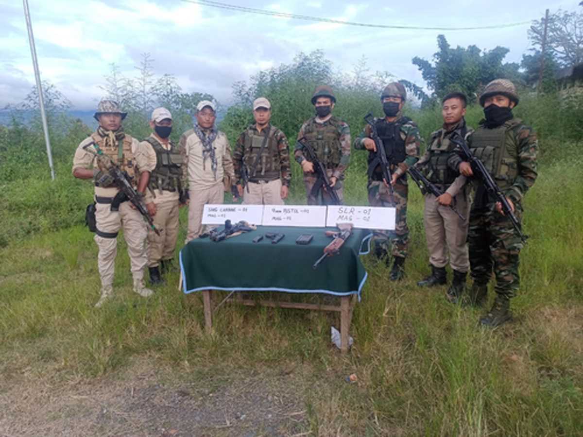 मणिपुर में लूटे गए 4 हथियार, गोला-बारूद और विस्फोटक बरामद मणिपुर में लूटे गए 4 हथियार, गोला-बारूद और विस्फोटक बरामद