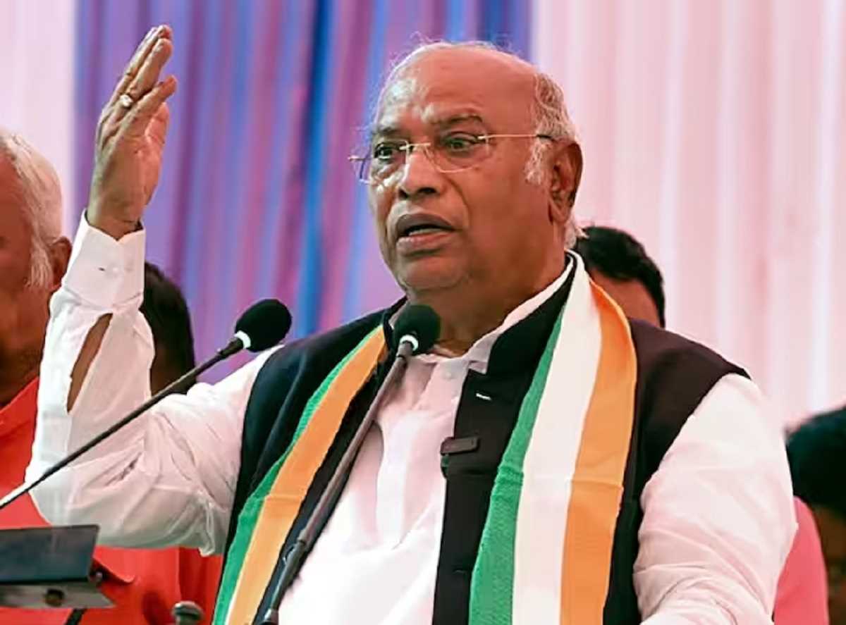 मल्लिकार्जुन खड़गे ने दो हजार रुपये के नोट बंद करने पर मोदी पर निशाना साधा मल्लिकार्जुन खड़गे ने दो हजार रुपये के नोट बंद करने पर मोदी पर निशाना साधा