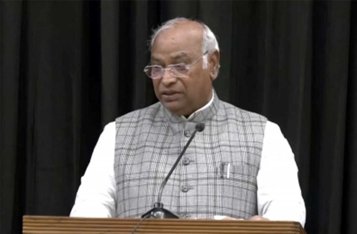 देश का पैसा लेकर ओबीसी वर्ग तो नहीं भागा, फिर उनका अपमान कैसे हुआ : खड़गे