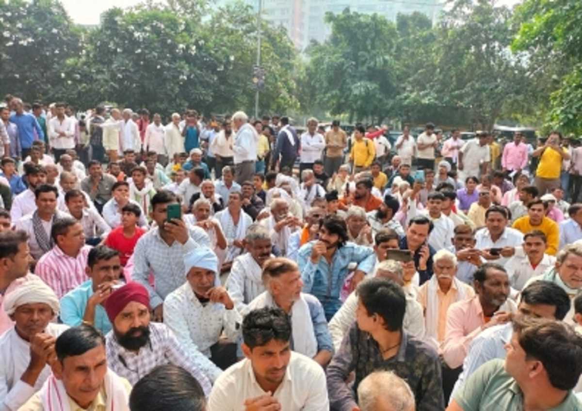 जेवर एयरपोर्ट के लिए अपनी जमीन देने वाले किसान कर रहे हैं यमुना अथॉरिटी के बाहर धरना प्रदर्शन