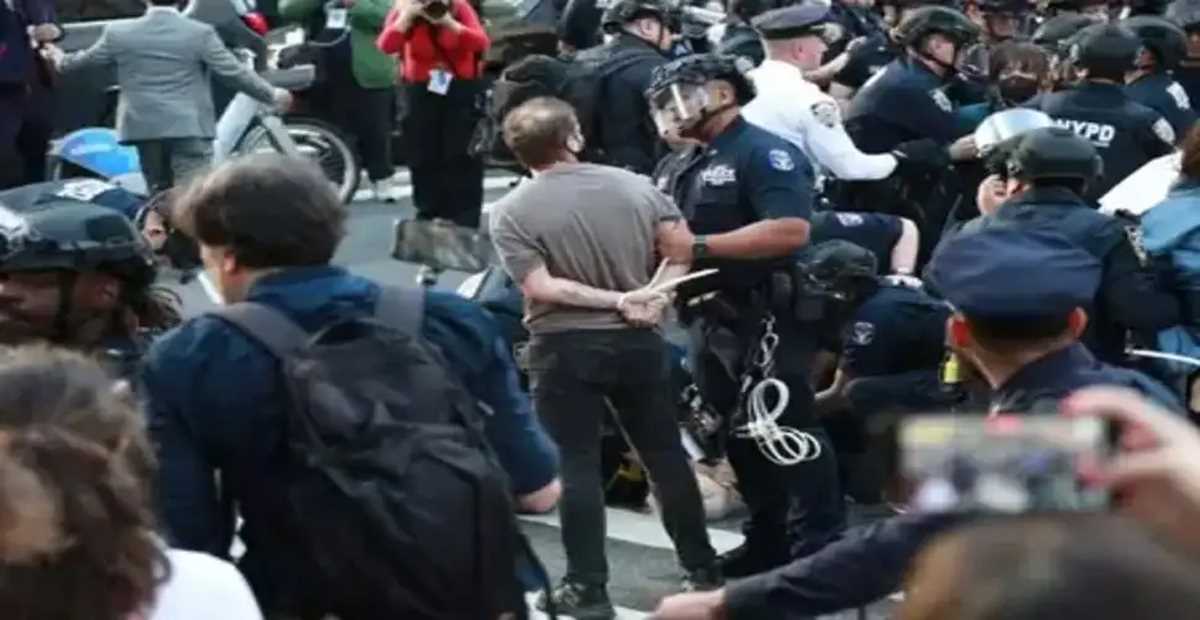 डोनाल्ड ट्रंप की आव्रजन नीति के खिलाफ अमेरिका के सभी प्रांतों में विरोध-प्रदर्शन डोनाल्ड ट्रंप की आव्रजन नीति के खिलाफ अमेरिका के सभी प्रांतों में विरोध-प्रदर्शन