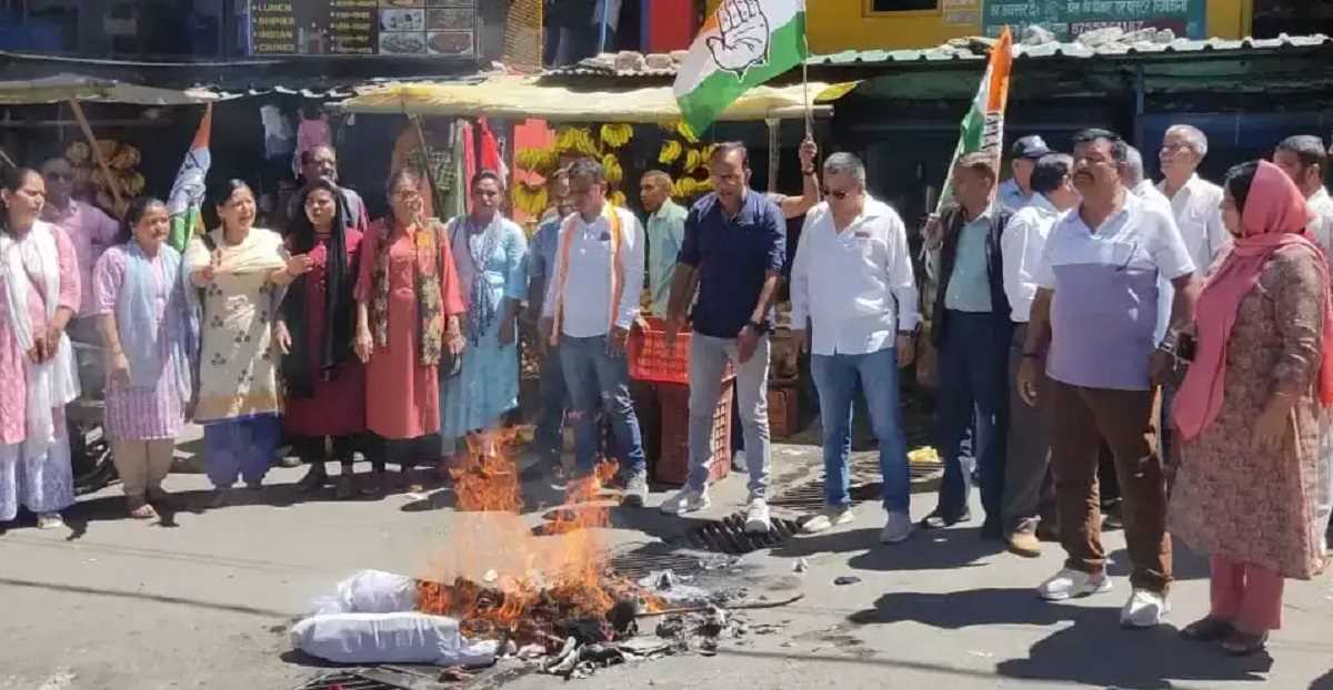 कांग्रेस ने महिला अत्याचार के विराेध में मुख्यमंत्री व उपमुख्यमंत्री के जलाये पुतले